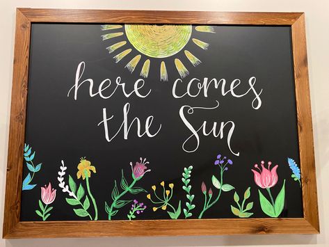 Croquis, Chalkboard Ideas Spring, Spring Chalkboard Designs, Spring Flowers Chalkboard Art, Spring Restaurant Chalkboard, May Chalkboard Art Calendar, Cute Spring Chalkboard Ideas, Sun Chalkboard Art, Chalk Board Quotes Ideas