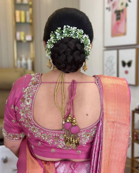 Marriage Hairstyle, Indian Bun Hairstyles, Gujarati Saree, Hair Style On Saree, Wedding Bun, Indian Bride Makeup, Circle Mehndi, Big Bun Hair, Shiva Parvati