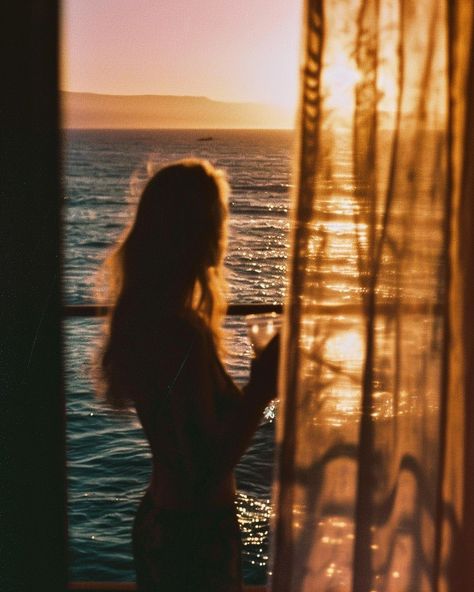 Sipping on sunsets and sea breezes🍷🌊 @thepalms_club . . . . #filmphotography #kodakportra #SunsetSerenity #SurfLifestyle #VintageVibes #CoastalChic #ArtPrintsInspo #GraphicTeesTrend #BeachsideElegance #RetroRevival #OceanDreams #PalmsClubLife Beach Cliff Aesthetic, 1970s Beach Aesthetic, California Sunset Aesthetic, Vintage California Aesthetic, Mauritius Photography, Beach Film, Beaches Film, California Sunset, Vintage Sunset