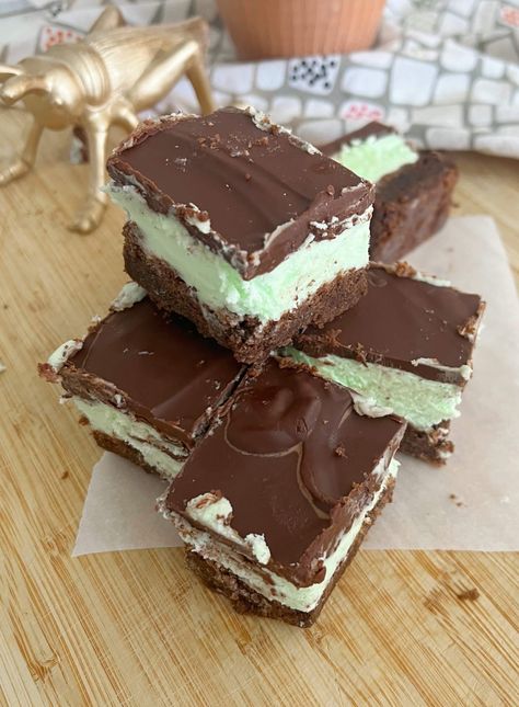 Grasshopper Brownies Cream De Menthe Recipes, Grasshopper Brownies, Grasshopper Bars, Mint Brownies Recipe, Brownie Mix Recipes, Cream Cheese Bars, Mint Brownies, Amazing Desserts, Easy Cream