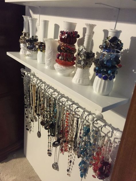 Diy Necklace Organizer Wall, Cute Ways To Store Jewelry, Jewerly Storage Ideas Small Spaces, Ways To Store Necklaces, Accesory Storage Diy, Diy Bracelet Organizer, Diy Jewelry Organization, Jewelry Making Storage Ideas, Bracelet Storage Ideas