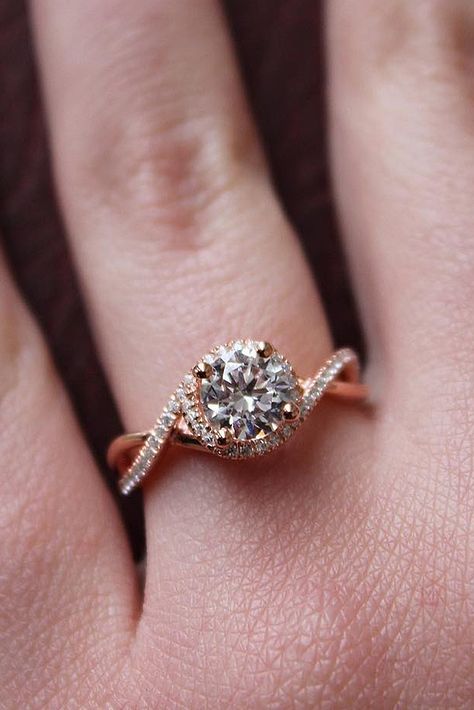 Rings For Engagement Gold, Engagement Ring Bride, Engagement Solitaire Rings, Engagement Rings For Women In Gold, Wedding Gold Rings For Bride, Wedding Rings Elegant Classy, Women Engagement Rings Gold, Engagement Ring Design For Women Gold, Wedding Ring Ideas For Women