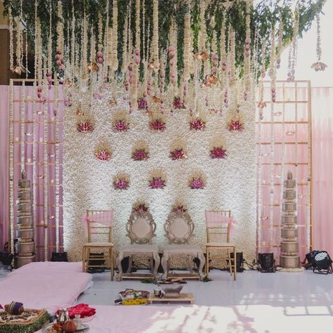 Wedding Decor Aesthetic Simple, Simple Pastel Wedding Decor, Pastel Wedding Stage Decor, Indian Wedding Day Decor, Pastel Backdrop Ideas, Pastel Stage Decor, Day Engagement Decor Outdoor, Day Wedding Decoration Indian, Flowers Backdrop Ideas