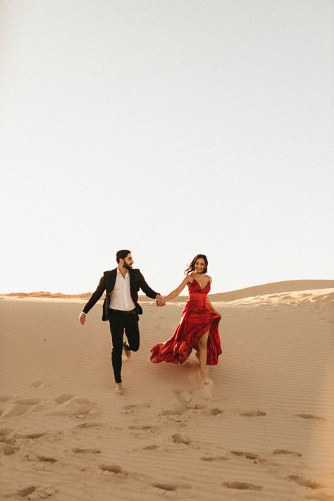 Sand dunes engagement session in Monahans Sandhills State Park. Dessert Prewedding Photoshoot, Pre Wedding In Jaisalmer, Engagement Couple Poses Beach, Pre Wedding Desert, Formal Beach Photoshoot, Desert Pre Wedding Shoot, Sf Couple Photoshoot, Dessert Engagement Photos, Couple Dessert