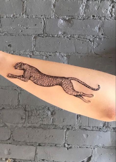 Empowerment Tattoo, Cheetah Tattoo, Leopard Tattoo, Running Tattoo, Stile Kylie Jenner, Girl Neck Tattoos, Geometric Mandala Tattoo, Leopard Tattoos, Tiger Tattoo Design