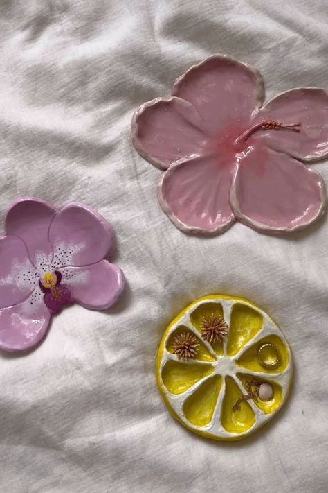 Small Airdry Clay Crafts, Flower Pottery Design, Cermanics Ideas Aesthetic, Pottery Easy Ideas, Easy Pottery, Flower Clay, Pottery Painting Designs, Clay Diy Projects, Clay Crafts Air Dry