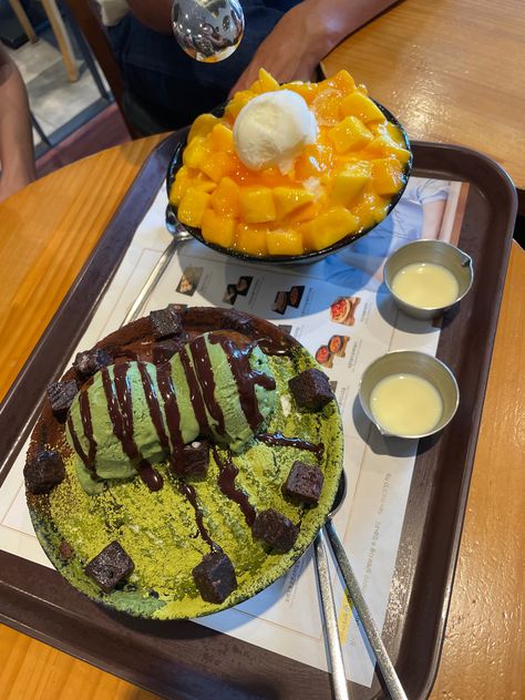 choco matcha bingsu sulbing korea mango cheese bingsu yummy creamy delicious Korea Cafe Food, Sulbing Korean Dessert, Asian Desserts Aesthetic, Mango Bingsu, Korean Cafe Aesthetic Food, Korean Dessert Cafe, Korean Dessert, Korea Food, Chicago Summer