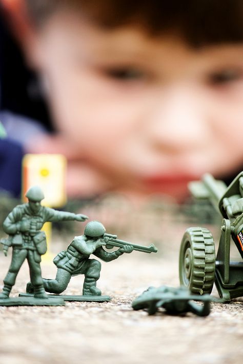 Toy Army Men, Depth Of Field Photography, Army Men Toys, Aperture Photography, Child Playing, Wow Photo, Gifts Photography, Childs Play, Hot Wheel