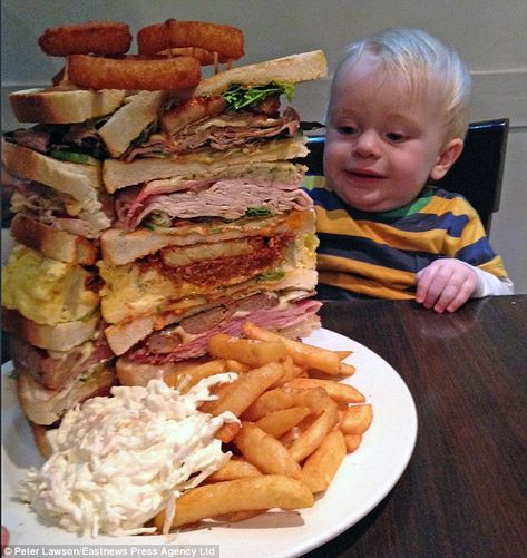 Gigantwich: The giant sandwich is built around six thick slices of bread and is crowned with three extra large onion rings. On the side, there is a large portion of chips and a huge pile of coleslaw Wild Burger, Big Sandwich, Man Vs Food, Extreme Food, Big Burgers, Giant Food, Bbq Pulled Pork, Food Challenge, Weird Food