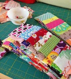 Quilting Fabric Projects, Strip Quilt Patterns, Crumb Quilt, Beginner Quilt, Scrap Fabric Crafts, Scrap Fabric Projects, Scrappy Quilt Patterns, Quilt Square Patterns, Quilt Sewing Patterns