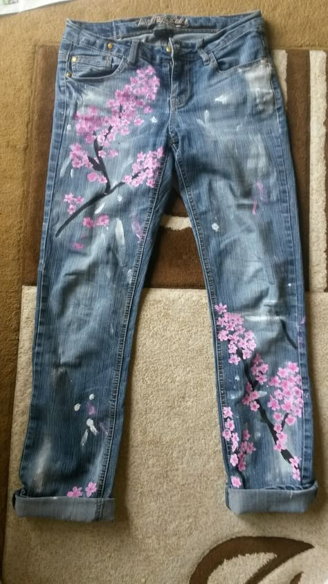 Painting On Trousers, Painting Trousers, Painted Trousers, Painting To Sell, Paint On Clothes, Paint Denim, Paint Jeans, Denim Painting, Denim Pins