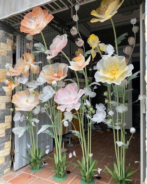 Giant Flowers Diy, Paper Flower Arrangements, Stone Exterior, Brick Exterior, Paper Flower Decor, Large Paper Flowers, Organza Flowers, Diy Backdrop, Giant Flowers