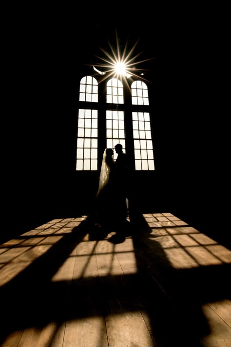 Wedding Photo Silhouette, Wedding Silhouette Photography, Marriage Asthetic Picture, Wedding Photography Castle, Wedding Entrance Photo, Wedding Car Deco, Pre Wedding Photoshoot Outfit, Photo Window, Unique Wedding Photography