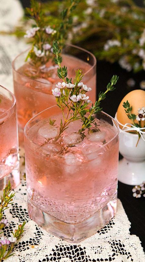 What pretty pink cocktails! These gin and tonics are so feminine, so gently spiced, delicately herbal and lightly floral. They're perfect for Easter, a baby shower, bridal shower or elegant brunch. Tonic Cocktails, Easter Cocktails, Pink Cocktails, Pink Gin, Brunch Cocktails, Munnar, Fancy Drinks, Pretty Drinks, Gin Tonic