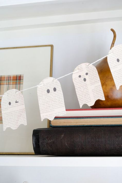 Halloween Mantels, Diy Mantle, Diy Halloween Dekoration, Ghost Garland, Decorating Pumpkins, Mantle Decorations, Ghost Diy, Halloween Mantel, Mantel Ideas