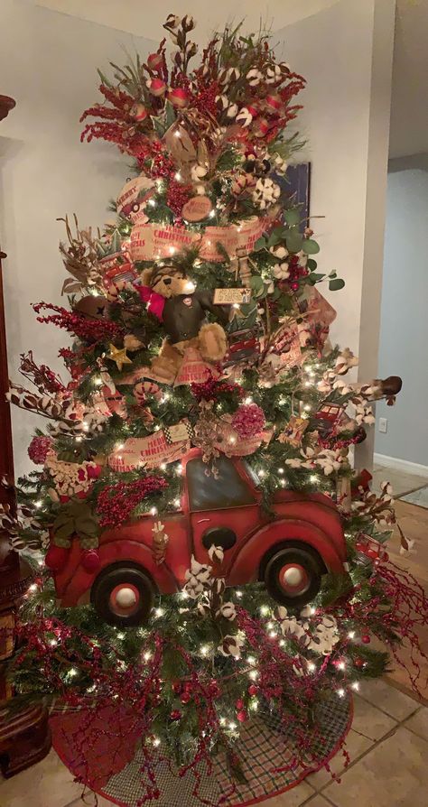 Red Truck Tree Topper, Farm Truck Christmas Tree, Memorial Christmas Tree Ideas, Red Truck Christmas Tree Theme, Portland Christmas, Exterior Christmas Decorations, Red Truck Christmas Tree, Memorial Tree, Old Fashion Christmas Tree