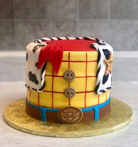 Toy Story's Woody themed cake - Pixar and Disney Themed cake Woody Toy Story Cake Ideas, Toy Story Cake 2nd Birthday, Buzz And Woody Cake, Woody Cake Toy Story, Toy Story Smash Cake, Toy Story Cake Ideas, Pixar Cake, Toy Story Birthday Cake, Woody Birthday