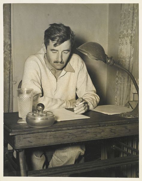 Southern Gothic Literature, Writers Desk, William Faulkner, Solo Photo, Southern Gothic, Writers And Poets, Book People, Writers Write, Book Writer