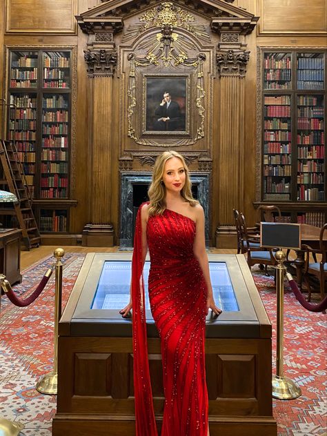 #ivyleague #ivyleagueaesthetic #harvard #darkacademia #harvardaesthetic #reddressgala #alphaphi Harvard Graduation Pictures, Harvard Graduation, Harvard Aesthetic, Ivy League Aesthetic, Dream University, Life Plans, Photo Mood, Grad Photos, Life Plan