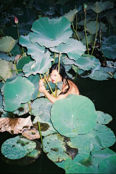 ren-hang-taschen-photographer-china-07 Strange Plants, Ren Hang, Plant Book, Human Poses Reference, Fashion Photography Inspiration, Figure Drawing Reference, Pose Reference Photo, Photojournalism, Painting Inspiration