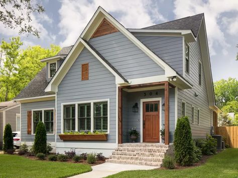 House With White Trim, Farmhouse Exterior Colors, House Paint Color Combination, Craftsman Farmhouse, Paint Colors For House, Craftsman Exterior, Colors For House, Exterior House Color, Exterior House Paint