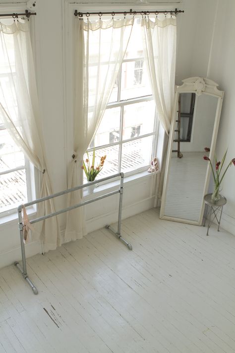 sala de ballet Home Ballet Studio, Ballet Bedroom, Dance Bedroom, Ballerina Bedroom, Ballet Room, Dance Studio Design, Home Dance Studio, Ballet Bar, Ballet Studio