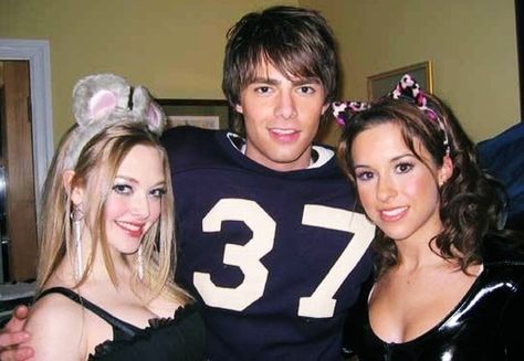 Love this picture from Aaron Samuels Halloween party. Aaron Samuels, Mean Girl 3, Mean Girls Halloween, Mean Girls Aesthetic, Jonathan Bennett, Karen Smith, Lacey Chabert, Regina George, Amanda Seyfried