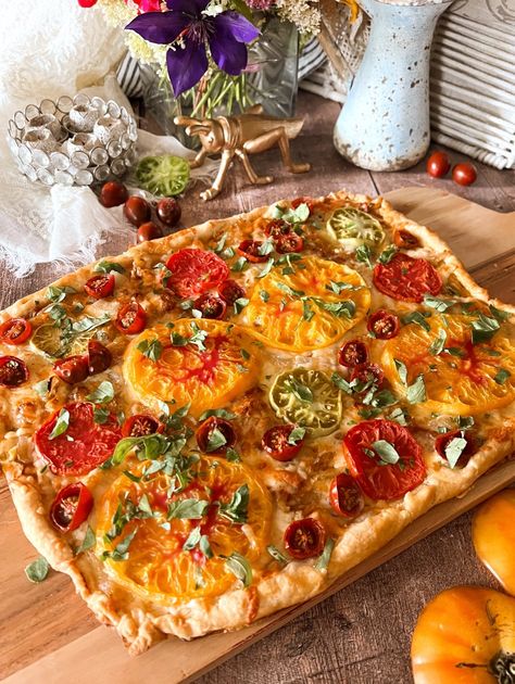 Easy Tomato Tart, Tomato Tarte, Cherry Tomato Tart, Tomato Tart Recipe, Lunch Party, Crock Pot Desserts, Savory Pies, Indulgent Food, Tomato Tart