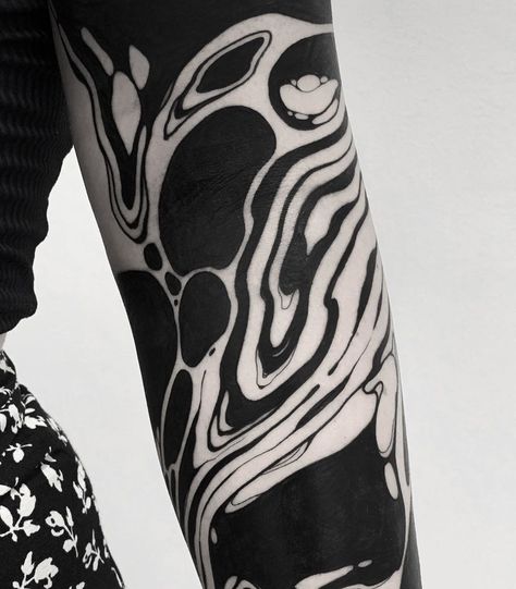 6,035 Likes, 100 Comments - Oscar Hove (@oscarhove) on Instagram: “SUMINAGASHI #suminagashi #barcelonatattoo #blackworktattoo #blackstyle #irezumi” Cover Up Tattoos Upper Arm, Abstract Arm Sleeve Tattoo, Psycadelic Tattoo Art, Oil Slick Tattoo, Black Man Tattoo, Tattoo Background Filler Shading, Tatuaje Cover Up, Hexagon Tattoo, Tattoo Pierna