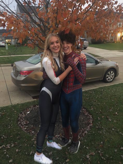 Spiderman And Spiderwoman Costume, Halloween Costume Ideas Couple Cute, Gwen And Miles Halloween Costume, Spiderman Gwen Stacy Costume, Spider Man Halloween Costume Couple, Spiderman And Spider Gwen Halloween Costume, Spider Man And Mj Halloween Costume, Spider Man And Spider Woman Costume, Halloween Spiderman Costume