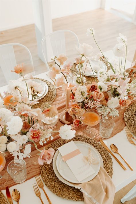 Peach Wedding Theme, Monochromatic Wedding, Tafel Decor, Wedding Moodboard, Theme Color, Orange Wedding, Peach Wedding, Ceremony Backdrop, Wedding Table Settings