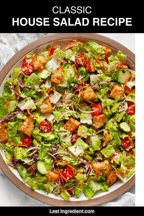 Classic House Salad Summer Picnic Salads, Picnic Salad Recipes, Soup And Salad Combo, Side Salad Recipes, Red Wine Vinaigrette, Romaine Salad, Vegan Salads, House Salad, Dinner Salad