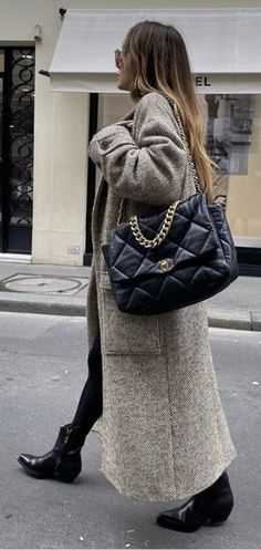 Chanel Bag Outfit Street Style, Chanel Street Style, Chanel Bag Outfit, Chanel 19 Bag, Chanel Bag Classic, Street Style 2023, Outfit Street Style, Chanel Black And White, Street Style Bags