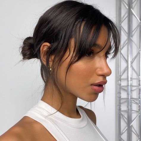 𝐇 𝐀 𝐍 𝐍 𝐀 𝐇 𝐉 𝐎 on Instagram: “✨Messy Bun✨ @chiarasampaio MUA @artistrybytee #beautiful #hairstyles #brownhair #bestoftheday #bouncyhair #beautiful #blondehair…” Sleek Low Bun With Bangs, Messy Low Bun With Bangs, Low Bun Brown Hair, Low Bun Bangs, Sleek Bun With Bangs, Bun Bangs, Short Fringe Bangs, Messy Low Bun, Bun With Bangs