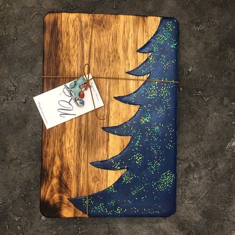 Epoxy Resin Cheese Board Diy, Epoxy Christmas Tree, Epoxy Cheese Board, Resin Boards Ideas, Cnc Epoxy Projects, Resin Cheese Board Diy, Epoxy Charcuterie Board Ideas, Epoxy Christmas Gifts, Resin Board Ideas