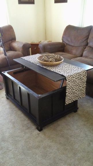 turn an old toy chest into a lift top coffee table Apartment Diys, Homemade Furniture, Center Tables, Lift Table, Chest Coffee Table, Industrial Coffee Table, Lift Top Coffee Table, Cabinet Ideas, Table Makeover