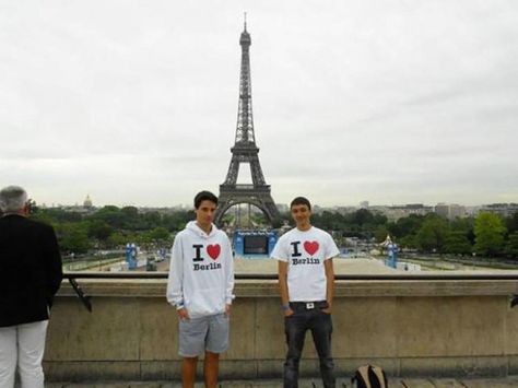 When visiting Paris, these tourists decided to play homage to a different city altogether Group Dynamics, Image Memes, Do It Anyway, Just Pretend, Crazy People, Funny Photos, First World, Funny Images