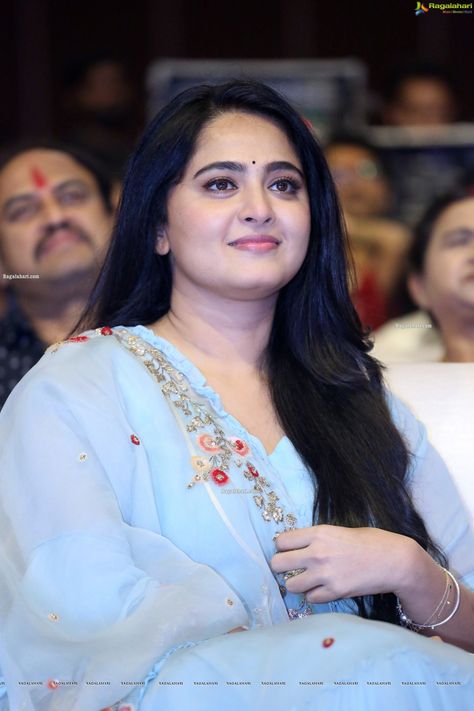 Anushka Shetty @ HIT Movie Pre-Release Event (HD) Hd Images Of Anushka Shetty, Anushka Shetty Images, Anushka Images, Radha Beauty, Anushka Shetty, Dark Brown Hair Color, Beautiful Muslim Women, Dark Brown Hair, Indian Designer