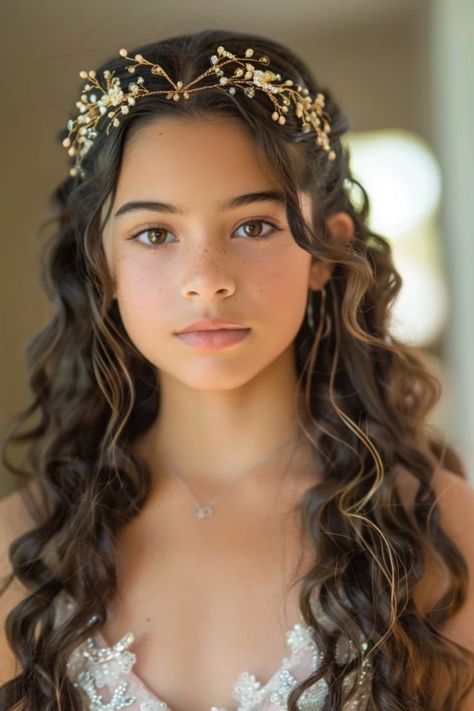 Young girl with curly hair wearing a golden tiara, looking into the camera. Elegant Hair Styles For Curly Hair, Princess Look Hairstyle, Characters Hairstyles, Hairstyles For Red Carpet, Cute Latina Hairstyles, Quince Hair, Glamorous Curls, Princess Hairstyle, Romantic Waves