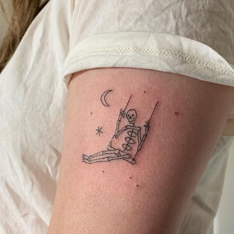 Minimalist Tattoo Skeleton, Witchy Tattoos Minimalist, Minimalistic Halloween Tattoo, Skeleton Tattoo Minimalist, Skeleton Minimalist Tattoo, Tiny Tattoos Halloween, Skeleton Moon Tattoo, Retro Halloween Tattoo, Dainty Skeleton Tattoo