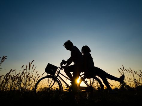 Pareja amor en bicicleta Foto Premium | Premium Photo #Freepik #photo #fondo #vintage #personas #viajes Bike Wallpaper, Urban Bike, Sweet Lover, Pre Wedding Photoshoot, Old Master, Love Couple, Wedding Photoshoot, Premium Photo, Pre Wedding