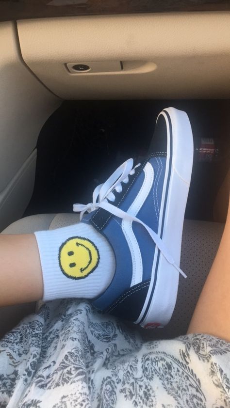 Shoes Vans Aesthetic, Aesthetic Skater Girl, Vans Old Skool Navy, Estilo Vans, Vans Aesthetic, Vans Old School, Vans Outfit, Dr Shoes, Shoes Outfit Fashion