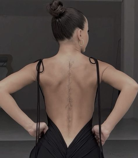 Back Tattoo Women Spine, Back Tattoos Spine, Flower Spine Tattoos, Spine Tattoo Ideas, Tato Minimal, Small Pretty Tattoos, Petite Tattoos, Spine Tattoos For Women, Dope Tattoos For Women