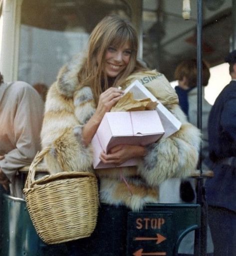 “Munkey diaries” Jane Birkin. Thank you for recommendation @apelgants ✨ The story of fashion icon and love. Of course everything happen in Paris. All about love, movies, travels, aesthetics and her feelings. I love how she describe her life and how she loves. Her family, partner, kids and people around. The book is about her lifestyle while she was diva, fashion icon( the famous birkjn bag was called after her), actress, lover and mother. How she lives her life it is exactly how I was imagini... Style Jane Birkin, Woman In Fur Coat, Moda Disco, Andy Sachs, Jane Birkin Basket, Jane Birkin Style, Make Up Studio, Style Parisienne, Bags Online Shopping