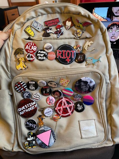 Cool Pins For Backpacks Diy, Sewing On Backpack, How To Make A Pin For Your Backpack, Badges On Backpacks, Decorated Backpack Diy, Bookbag Pins Aesthetic, Diy Pins Aesthetic, Alt Backpack For School, Patches On Backpack Diy