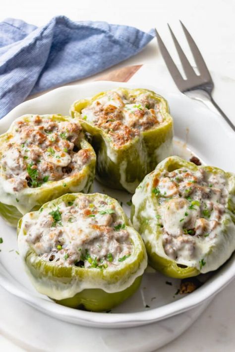 Keto Easy Dinner, Philly Cheesesteak Stuffed Peppers, Cheesesteak Stuffed Peppers, Low Carb Maven, Keto Easy, Delicious Family Meals, Diner Recept, Philly Cheesesteak, Keto Dinners