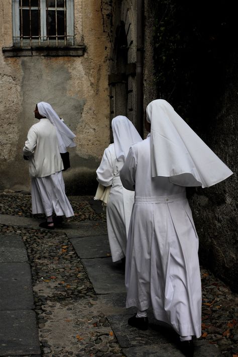 Nuns on the run. Monastic Life, Creepy Pictures, Bride Of Christ, Blessed Mother, Bad Habits, Catholic Faith, Catholic Church, Vintage Clothing, Berlin