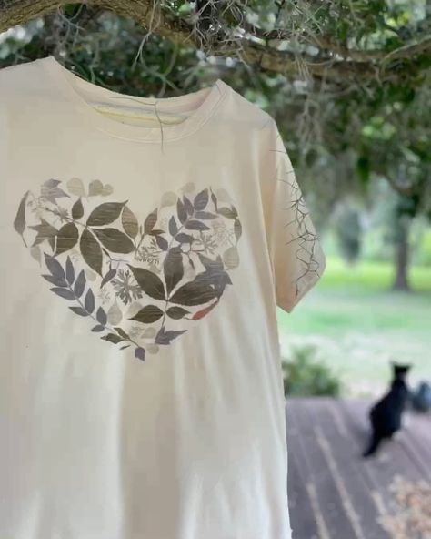 Plant Hammering, Batik Ecoprint, Hapa Zome, Handmade T Shirt, Hammered Flowers, Eco Dyeing Fabric, Fabric Paint Diy, Pressed Flower Crafts, Eco Dyeing