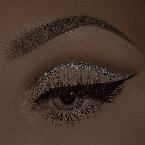 Glittery Eye Makeup Tutorial, Trucco Smokey Eye, Glitter Cut Crease Makeup, Sparkly Eye Makeup, Glitter Eyeliner Makeup, Glitter Makeup Tutorial, Glittery Eye Makeup, Smoky Eye Makeup Tutorial, Silver Eye Makeup