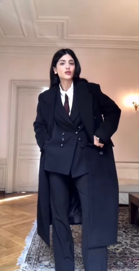 Suit Long Skirt, Cold Classy Outfit, Suit Outfits For Women Aesthetic, Women In Suits Aesthetic Vintage, Black Suit Skirt Outfit, Black Suit Aesthetic Woman, Orchestra Black Outfit, Business Fits Women, Rich Ceo Aesthetic Woman